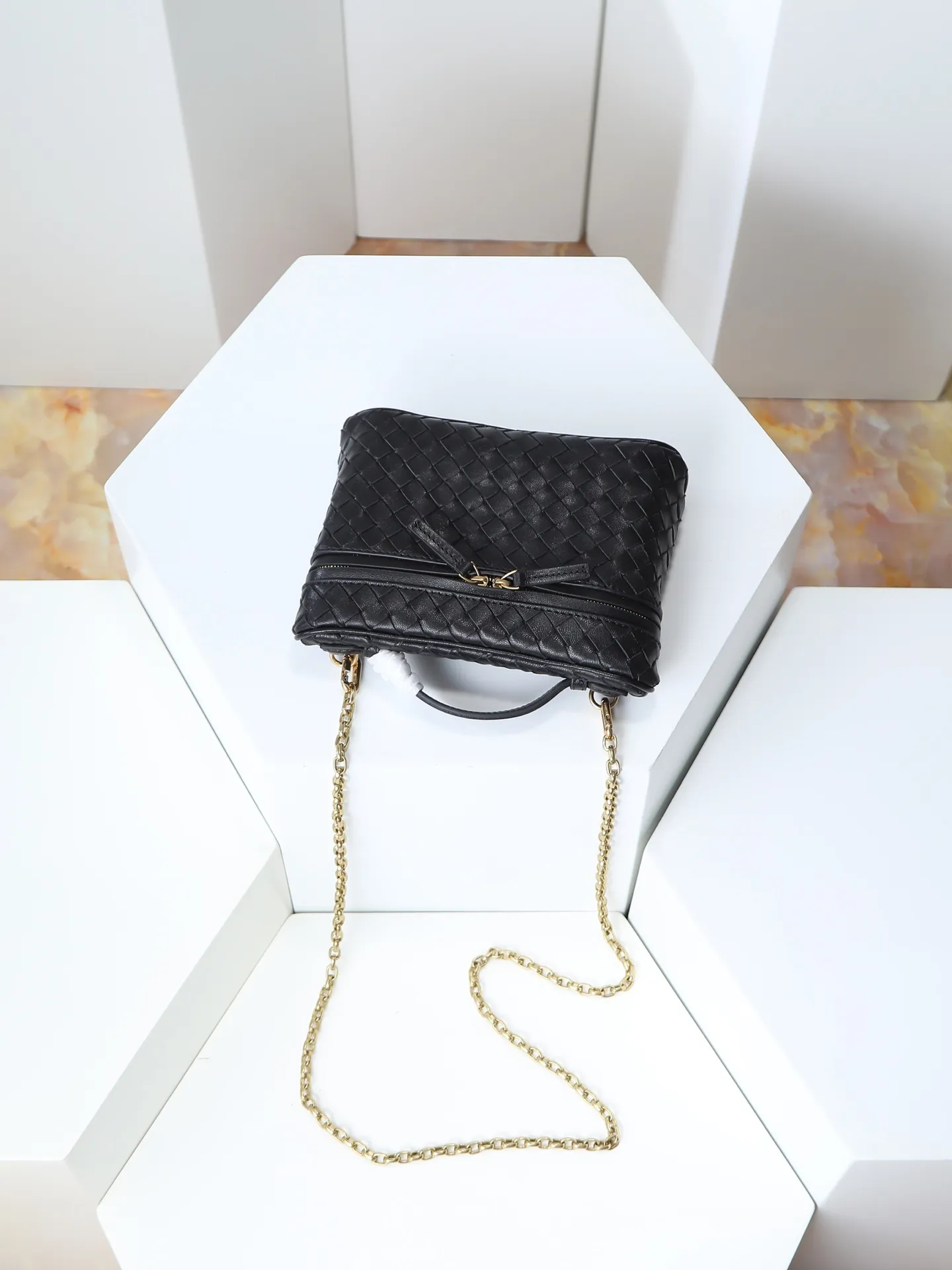 800. BOTTEGA VENETA2025 new women's small Soft Vanity bag adopts the classic Intrecciato weaving technique, inheriting the classics. The ring buckle design 😎 The light metal chain gives you a high-end sense of matching. The chain is removable, so you can wear it as a small bag ~ An elegant small bag that is perfect for participating in events. The overall body of the bag is as soft as marshmallow and can be easily kneaded, showing the strong toughness and high-end feel of the leather. The touch of sheepskin is so amazing. It is so healing when pinched! I have absolutely no resistance to small bags! ! ! Style number: 843800 Size: 19*14*3cm